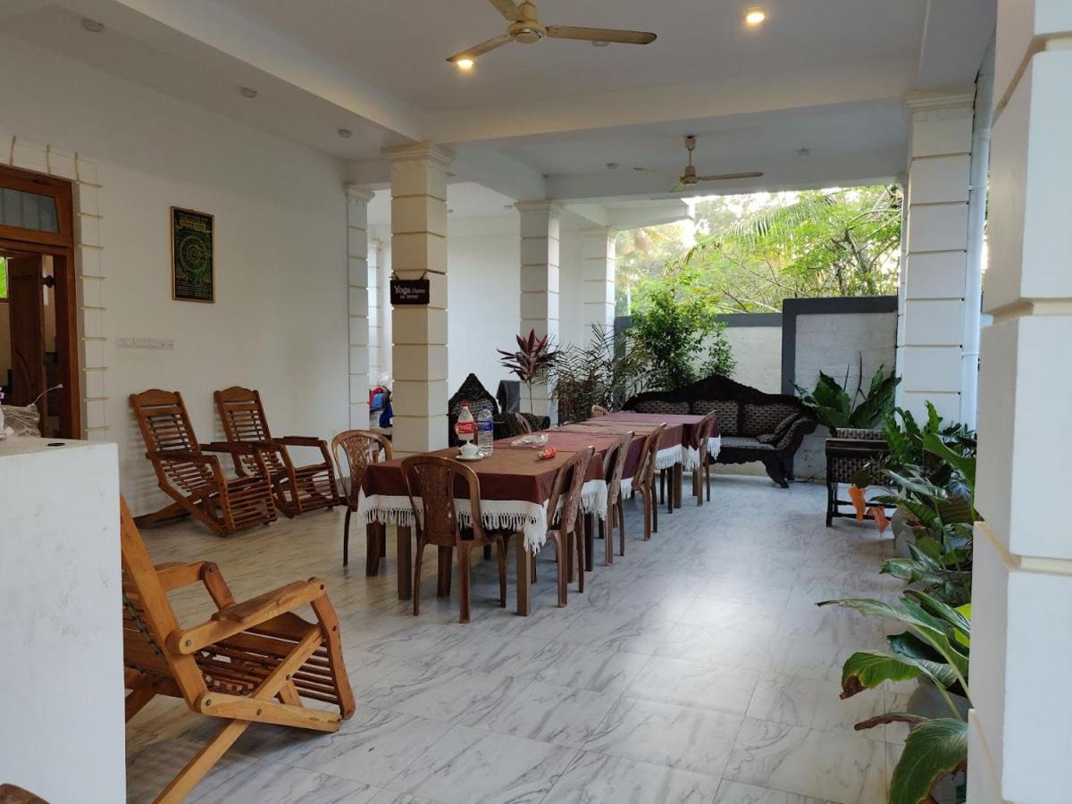 Surf'N Lanka - Surf School Hotel Уелигама Екстериор снимка
