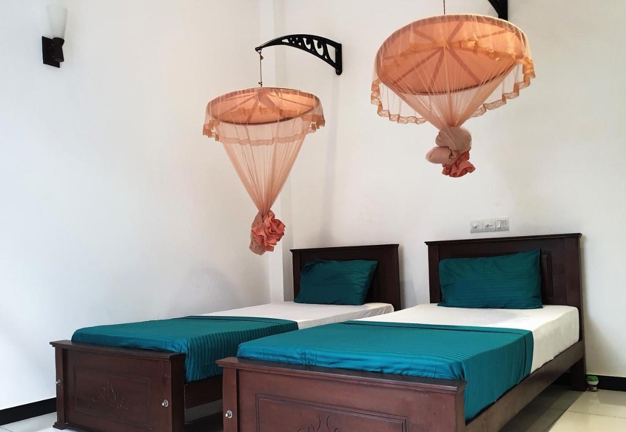 Surf'N Lanka - Surf School Hotel Уелигама Екстериор снимка
