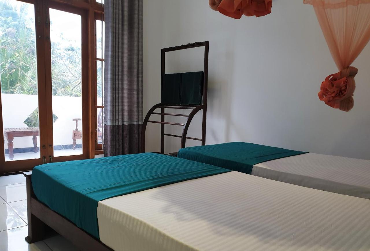 Surf'N Lanka - Surf School Hotel Уелигама Екстериор снимка