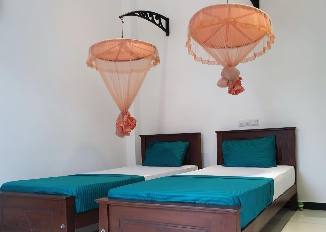 Surf'N Lanka - Surf School Hotel Уелигама Екстериор снимка